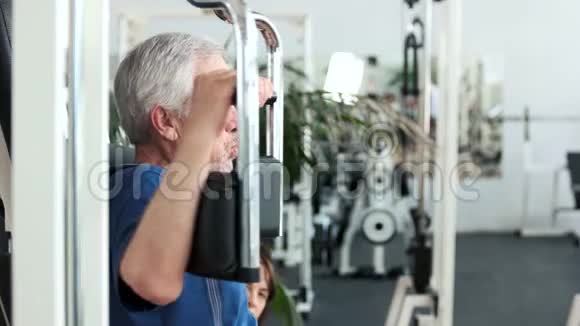 老年健身运动员做胸操视频的预览图