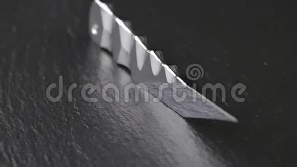 定制手工制作的日本麒麟刀在翻板板桌上有纹理的抛光金属表面视频的预览图