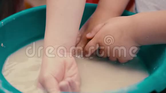 人们在桶里洗手视频的预览图