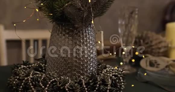 2019年新年新年蜡烛和烛台透明瓶子2019年圣诞快乐金色背景表21视频的预览图