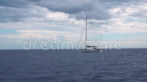 白色的帆船和旗关于意大利帆船运动采用地中海的海视频的预览图