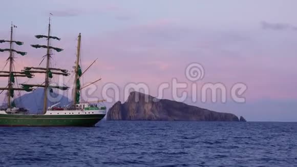 绿色的帆船运动船和人向板不固定的采用海利帕里视频的预览图