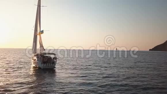 空气的看法向帆船和人向板抛锚采用梅迪特视频的预览图