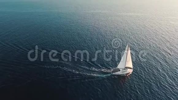 空气的看法向白色的帆船运动快艇和旗关于乌克兰向它英语字母表的第6个字母视频的预览图