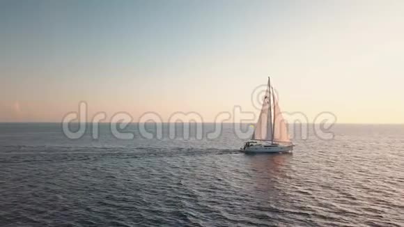 空气的看法向白色的帆船运动快艇不固定的穿过地中海视频的预览图