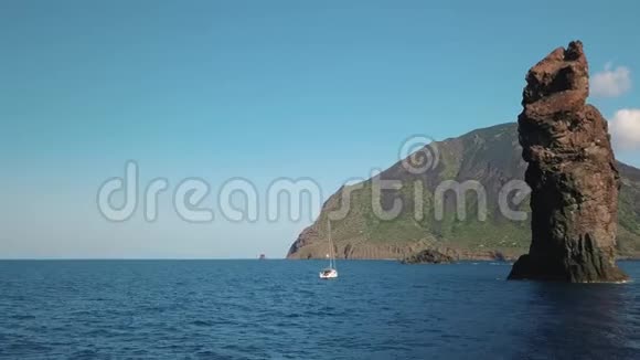 空气的看法向岩石和利帕里Isl和白色的帆船和旗视频的预览图