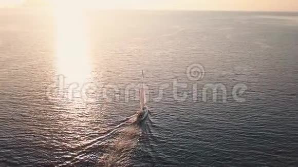 空气的看法向白色的帆船运动快艇不固定的穿过地中海视频的预览图