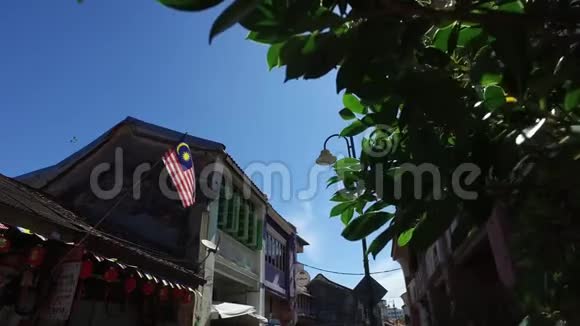 马来西亚旗悬挂在遗产建筑物视频的预览图
