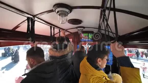 伊斯坦布尔火鸡一月82020四轮的运货马车和乘客采用一视频的预览图