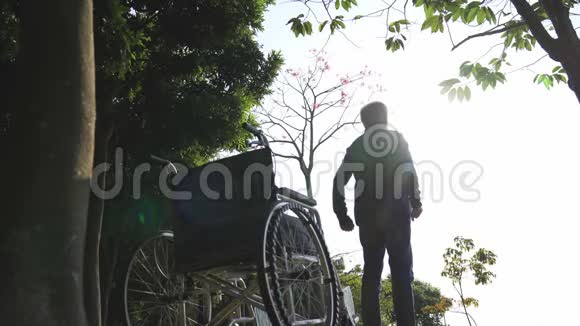 亚洲人老的男人起立紧接在后的向轮椅伸武器太棒了视频的预览图