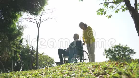 亚洲人老的对令人轻松的在户外采用公园视频的预览图