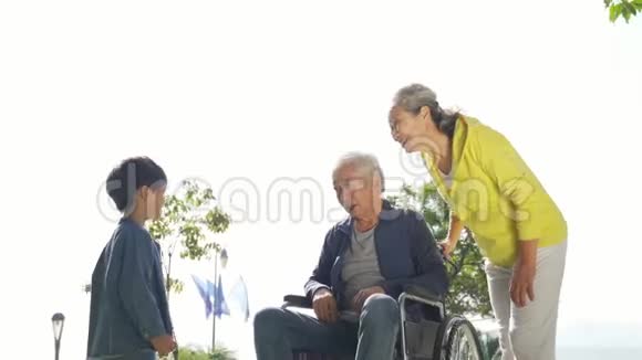 亚洲人祖父母所有乐趣和孙子在户外视频的预览图