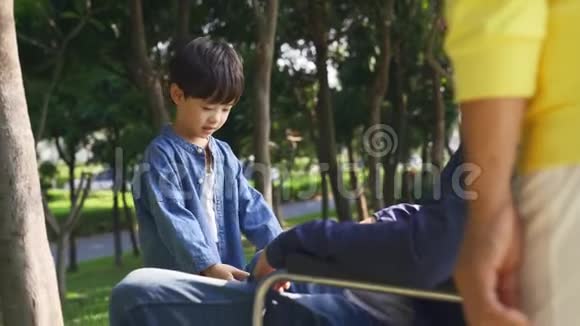亚洲人祖父母和gr和child令人轻松的在户外采用公园视频的预览图