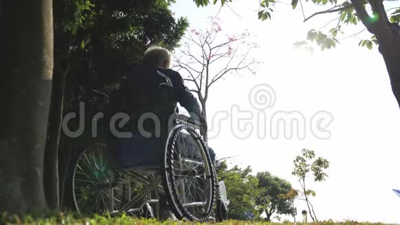 亚洲人老的男人起立在上面从轮子椅子伸武器视频的预览图