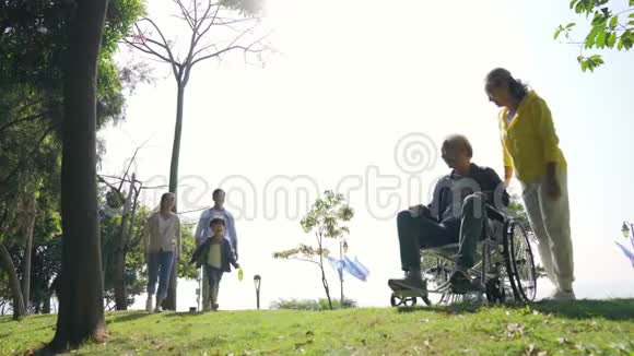 num三一代人亚洲人家庭享有户外的活动采用公园视频的预览图