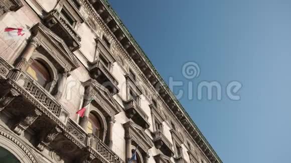 意大利人房屋和许多窗旗关于意大利英格兰和europaeisk欧洲人视频的预览图