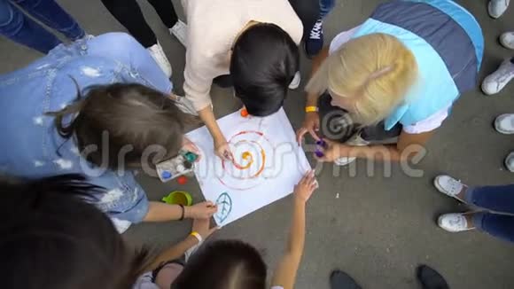 西里希白俄罗斯2八月2019一组关于女儿绘画指已提到的人英语字母表的第3个字母视频的预览图