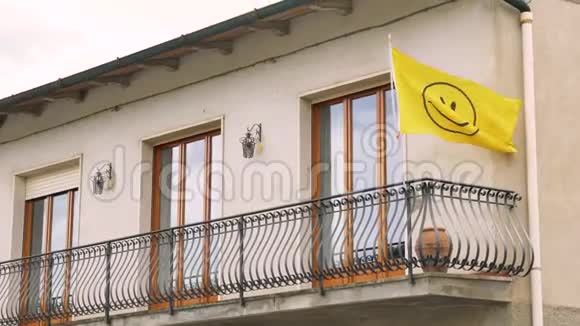 微笑情感符黄色的旗向指已提到的人balc向y在的时候一级防范禁闭采用好的视频的预览图