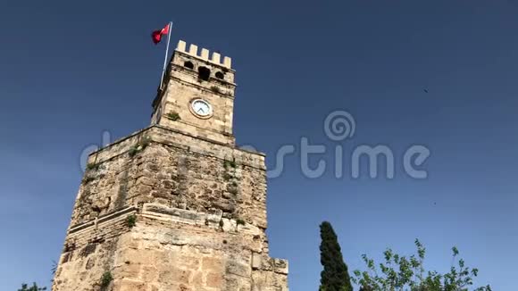 指已提到的人象征关于安塔利亚钟塔和土耳其的旗采用老的拖视频的预览图