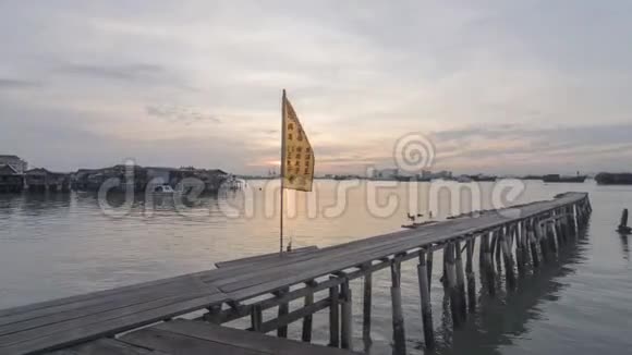间隔拍摄高的建筑物康塔在槟榔树从一天向夜Turkey土耳其视频的预览图