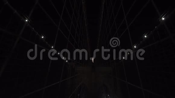 夜城市风光照片关于发光的桥采用新的使击球员出局视频的预览图