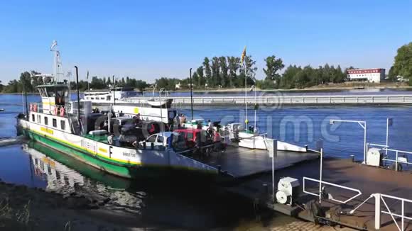 小船运送穿过河莱茵河为cablerelaystations电缆继电器站运载工具摩托车视频的预览图
