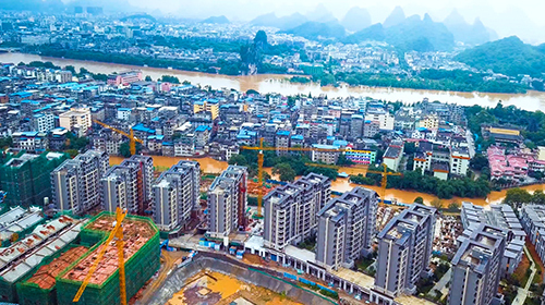 4k高清航拍城市桂林暴雨后的城市洪水视频的预览图