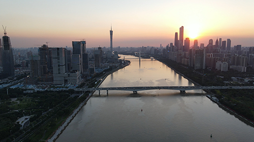 航拍实拍高清广州新光大桥珠江晚霞视频的预览图