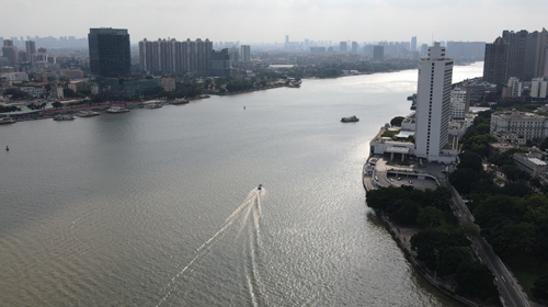 航拍实拍高清广州珠江快艇傍晚城市视频的预览图