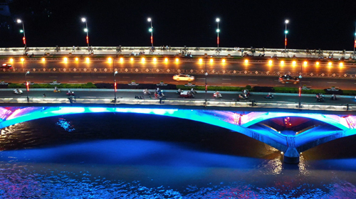 航拍实拍城市桥梁交通夜景车流视频的预览图