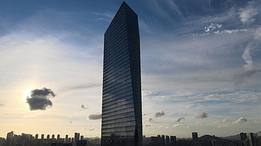 航拍实拍高清深圳华侨城大厦剪影视频的预览图