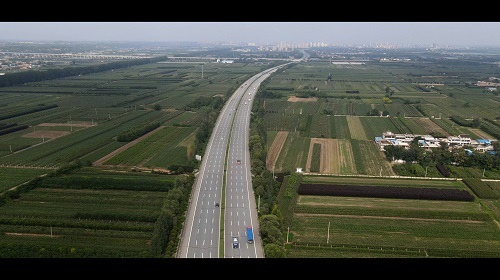 高速公路高空航拍8K延时摄影视频视频的预览图