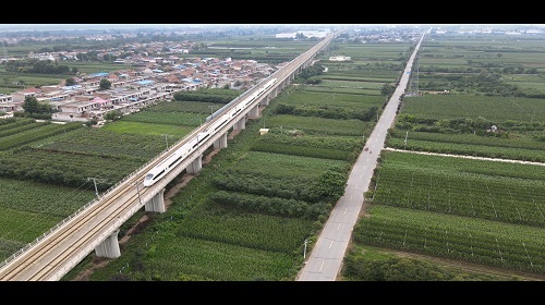 高清航拍高铁过境4K视频乡村风景实拍视频的预览图
