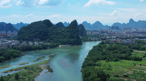 航拍实拍高清漓江风景山水视频的预览图