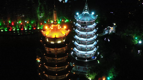 航拍实拍高清桂林两江四湖日月双塔夜景视频的预览图