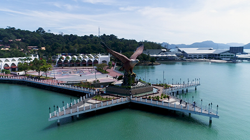 国外沿海城市鹰雕像风景高清实拍视频视频的预览图