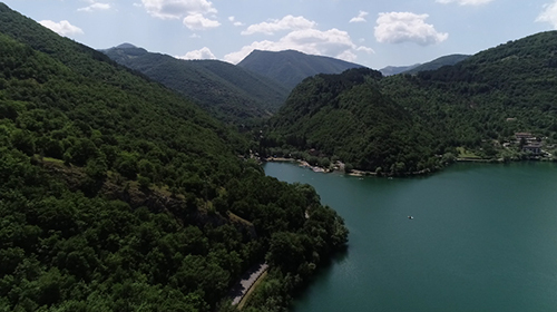 森林湖泊自然风景高清实拍视频视频的预览图