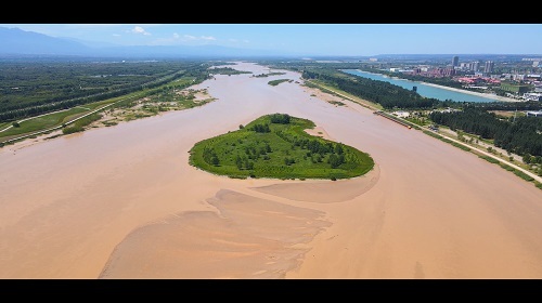 4K航拍洪水区渭河中孤岛造型高清实拍视频视频的预览图