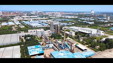 4K航拍城市中工业建筑围绕高清实景视频视频的预览图