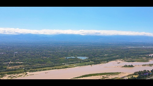 4K航拍蓝天白云渭河洪峰延时摄影高清实拍视频的预览图