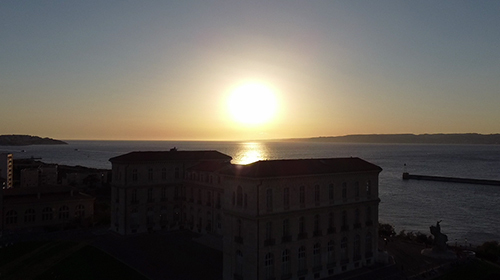 航拍迎向海洋尽头的夕阳高清实拍视频视频的预览图