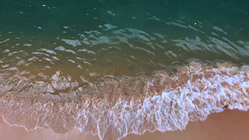 海浪冲刷着沙滩视频的预览图