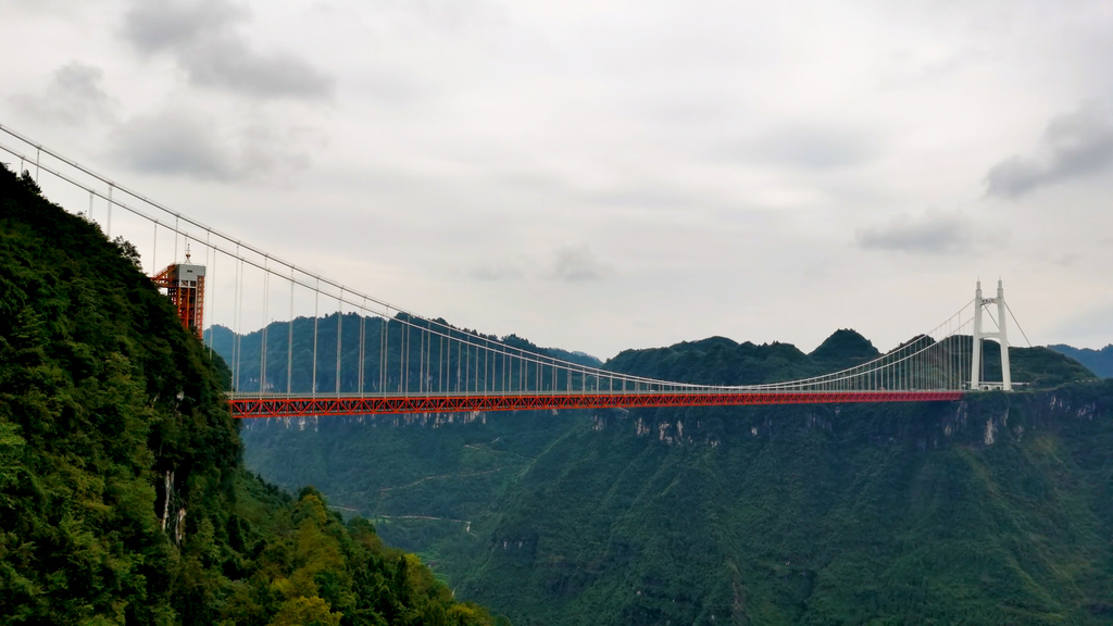 实拍网红矮寨大桥延时摄影视频的预览图
