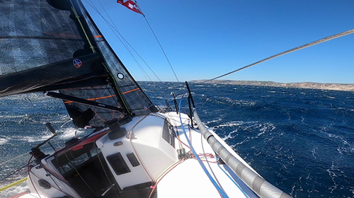 驾驶帆船在海上竞速的主视角高清实拍视频素视频的预览图