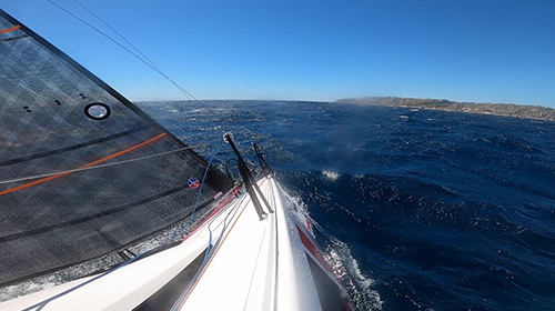 顺风驾驶帆船在海上奔驰主视角高清实拍视频视频的预览图