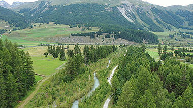 俯视瑞士高山里越野跑高清实拍视频素材视频的预览图