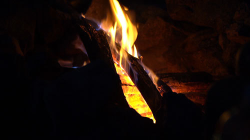 夜晚沙滩的营火高清实拍视频素材视频的预览图