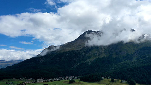 蓝天白云环绕高山的梦幻仙境高清实拍视频素视频的预览图