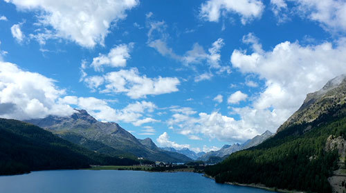 蓝天白云群山环绕的碧蓝湖泊高清实拍视频视频的预览图