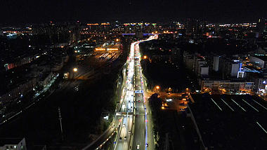 4K航拍夜晚城市交通视频的预览图